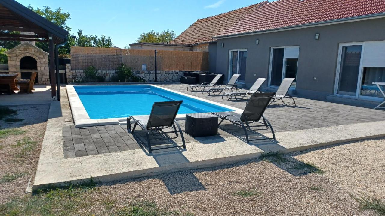 Olive Tree House With Jacuzzi, Wifi And 40M2 Pool Villa Siritovci ภายนอก รูปภาพ